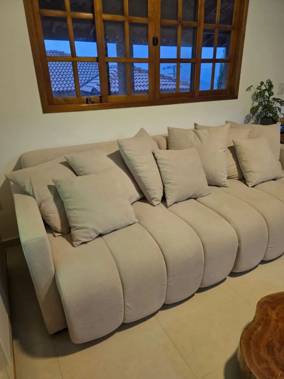 Sofá Retrátil Branco Buclê - Conforto e Estilo para sua Sala - Foto 2