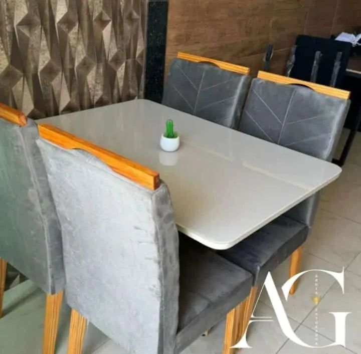 Mesa de Jantar 4 Cadeiras - Moderna e Elegante