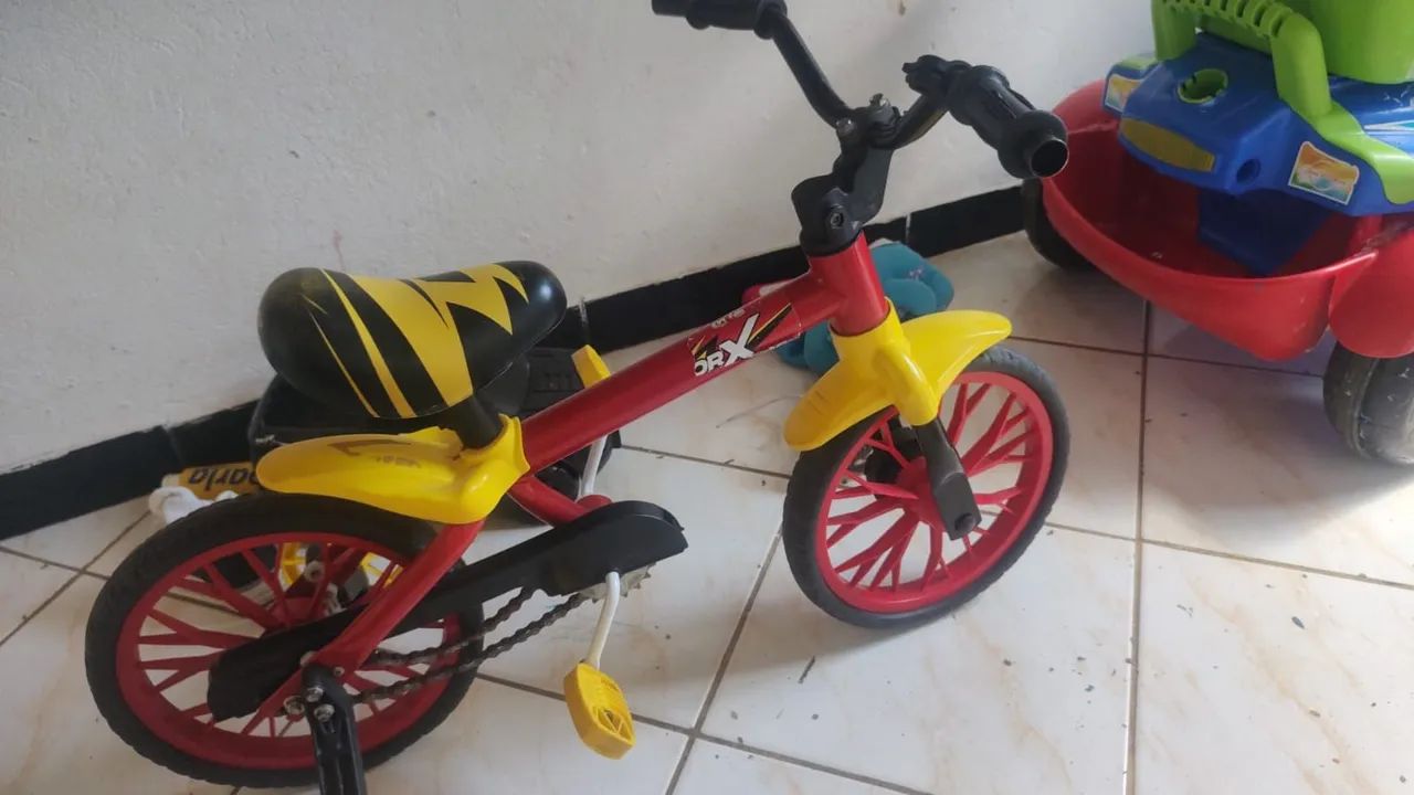 Bicicleta infantil vermelha e amarela