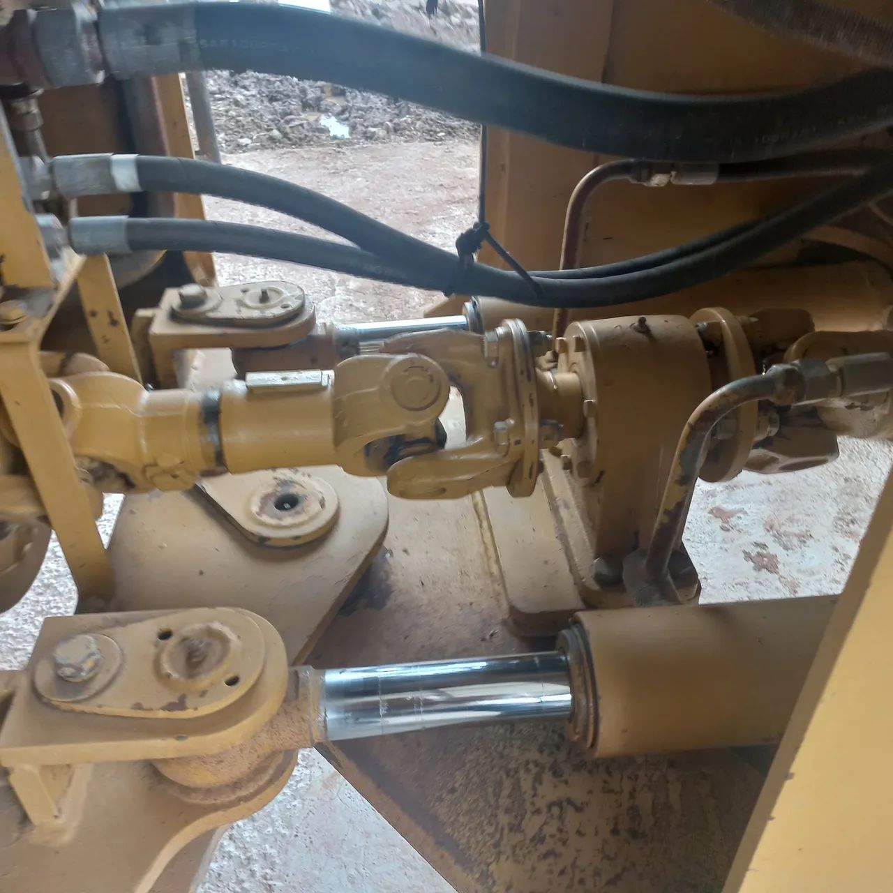 Vendo carregadeira cem ano 2011 com 7 mil h  - Foto 5