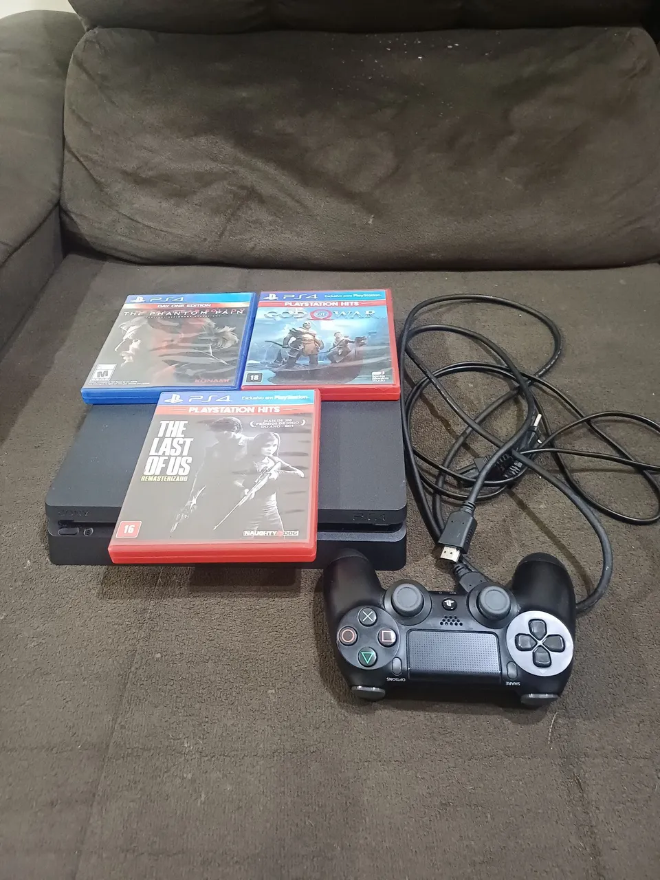 Playstation 4 com 4 Jogos Incríveis e Controle