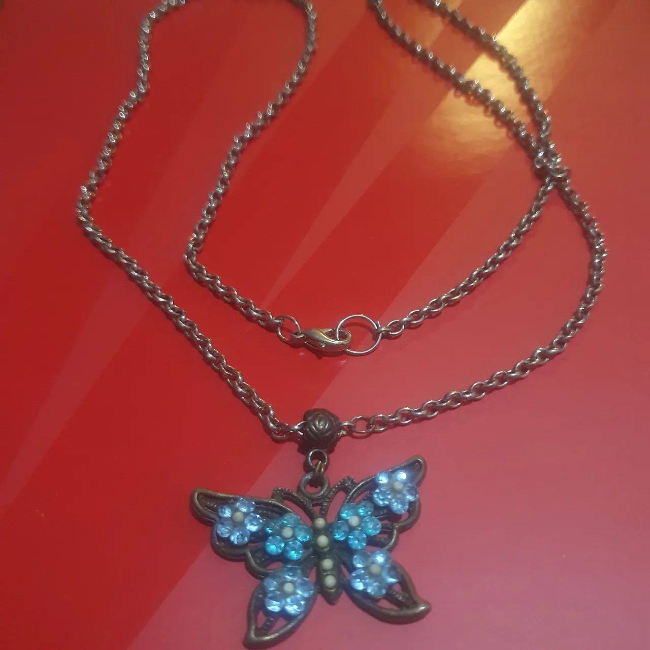 Colar com Pingente de Borboleta Azul