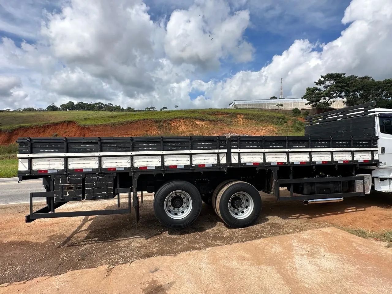 VENDE-SE CARROCERIA PRA CAMINHÃO TRUCK GRANELEIRA - Foto 8