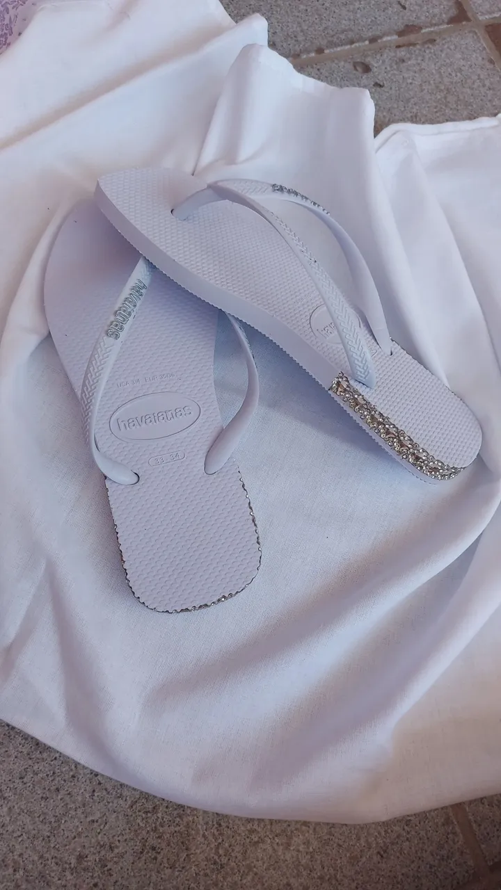 Havaianas customizadas com pedrarias