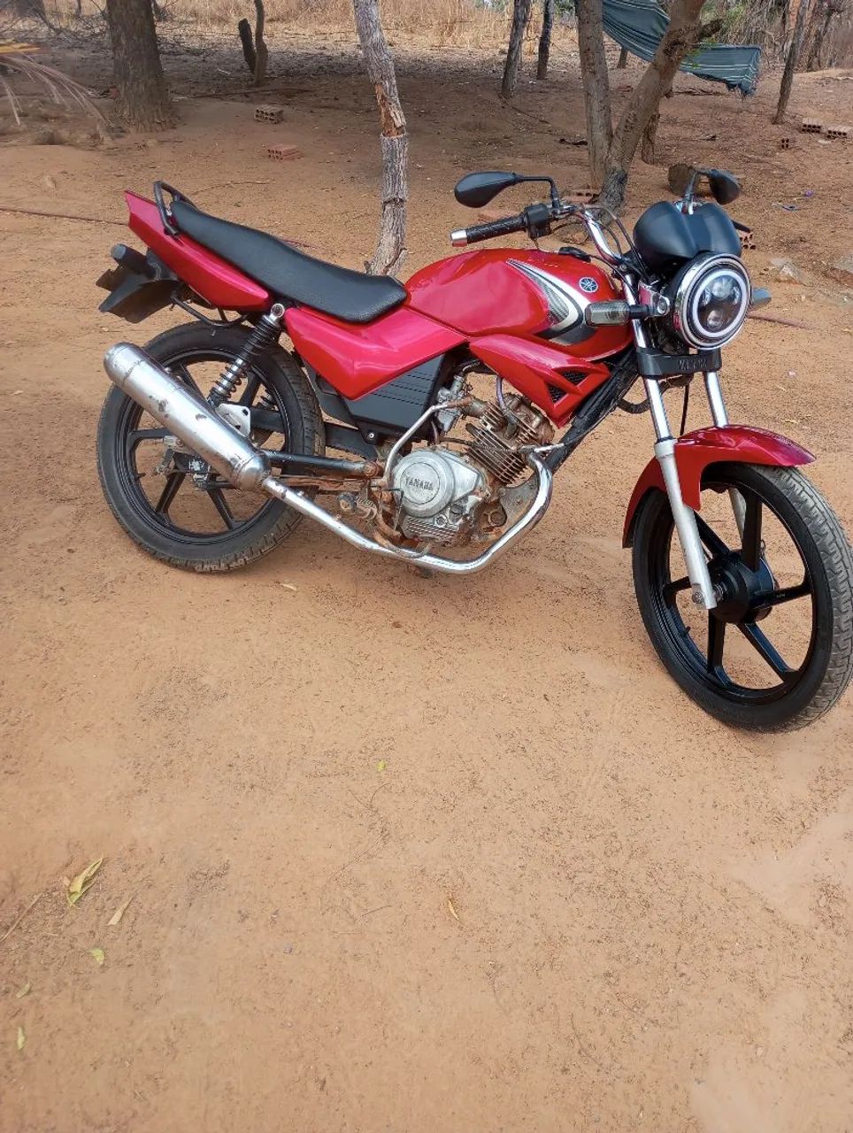 Vendo YBR 2003 atrasada mas tem documento