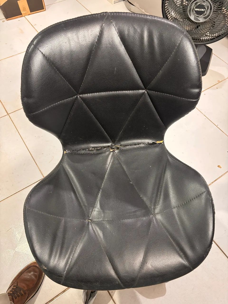 Mesa e Cadeiras de Escritório.