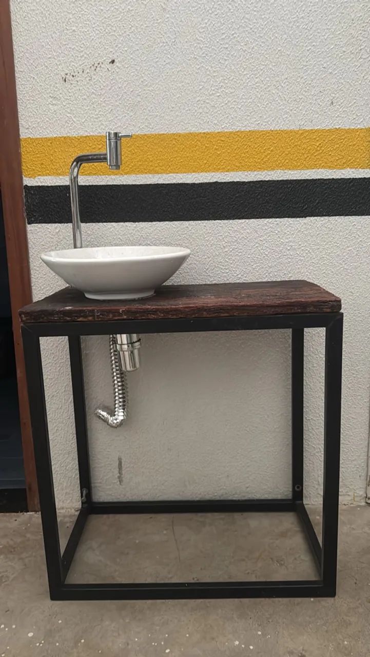 Lavabo com bancada de madeira 