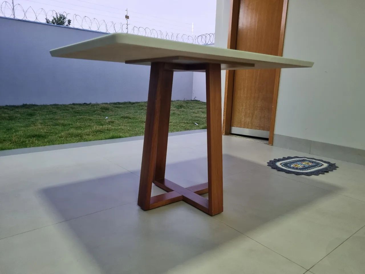 Conjunto Mesa maciça com 4 cadeiras e 3 banquetas em madeira maciça  - Foto 4