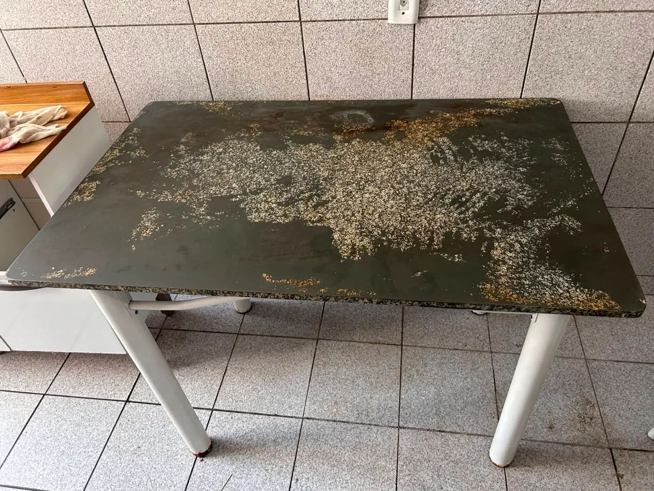 Mesa com tampo de mármore, 4 cadeiras, em BOM estado