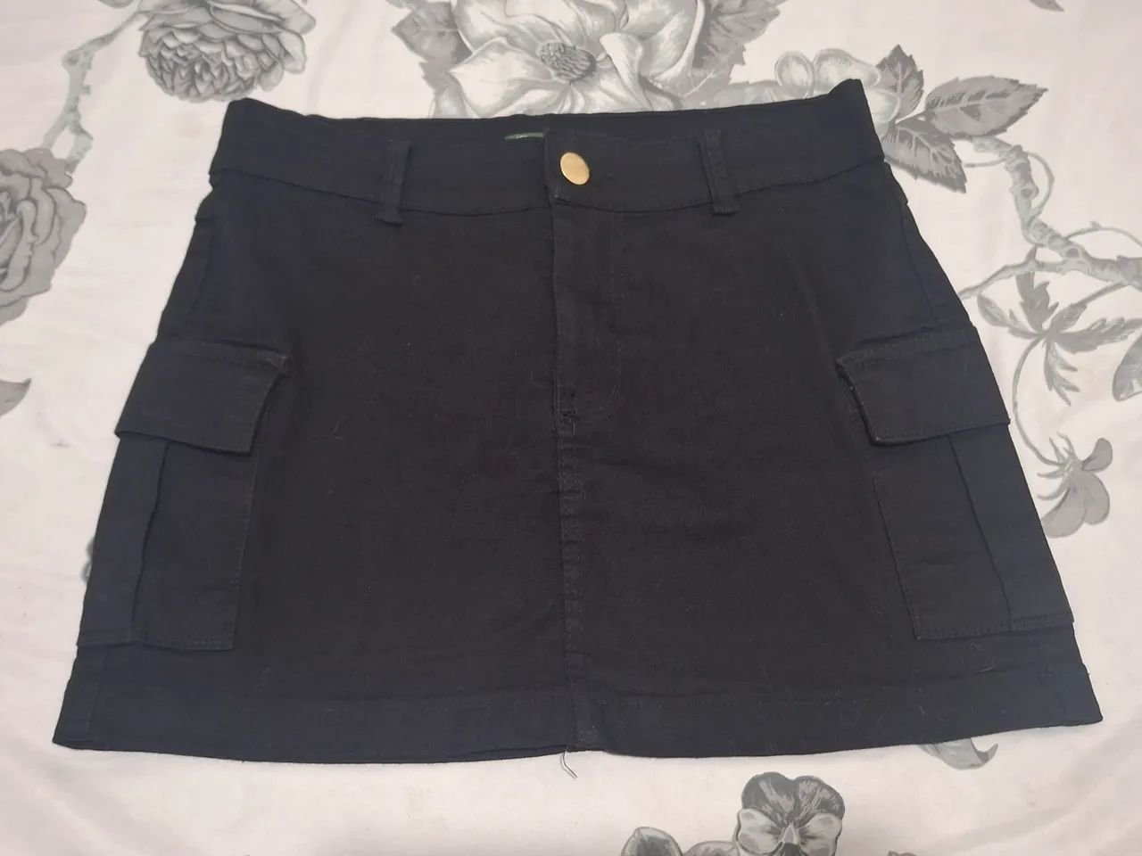 Saia jeans preta com bolso cargo seminova
