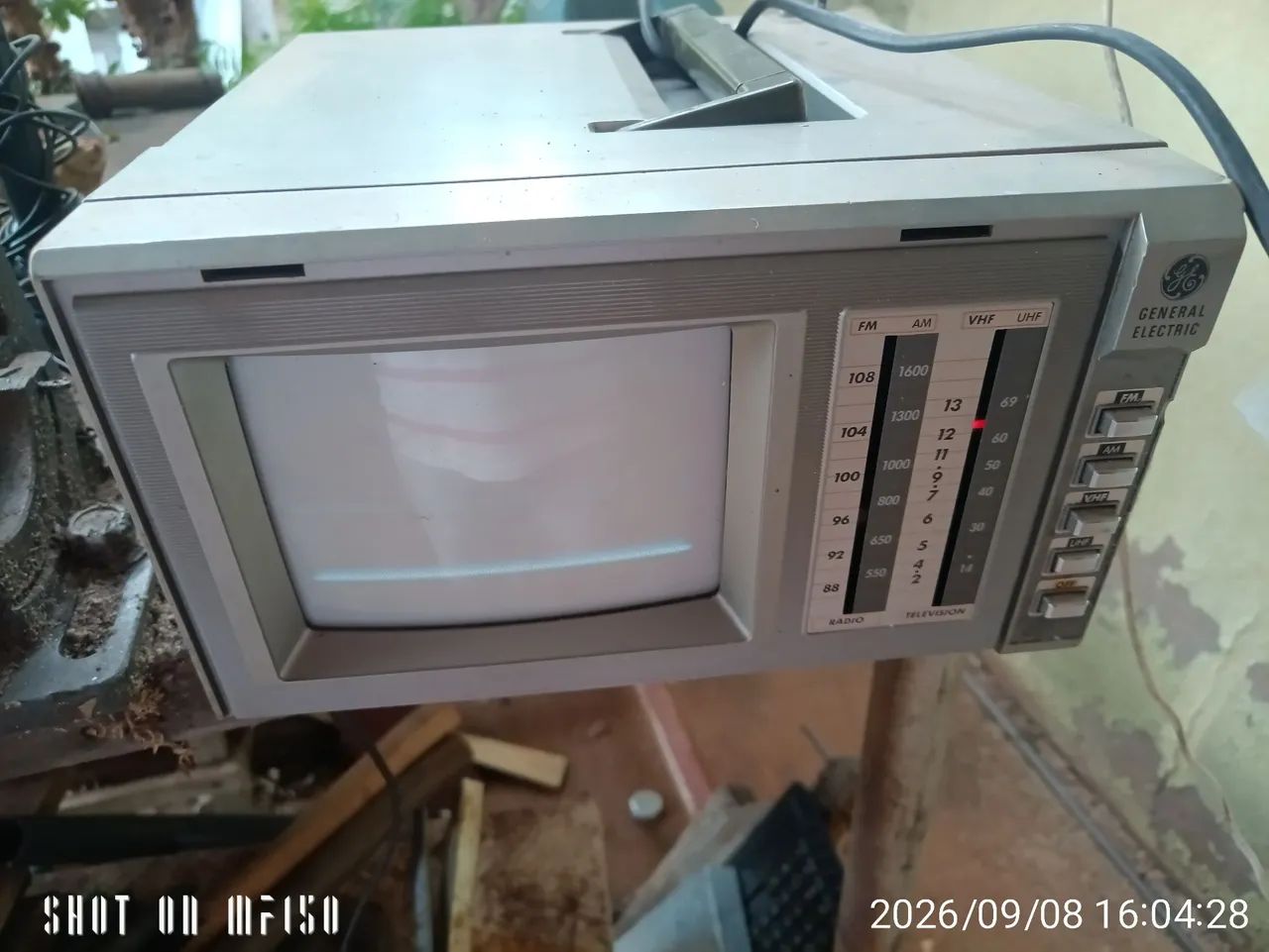 Vendo Mini TV e rádio General eletric antiga tela 5 polegadas a imagem liga mais não ABRE  - Foto 2