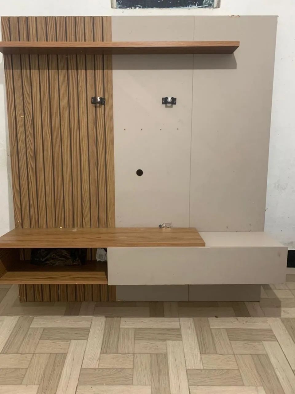 Painel para TV Amadeirado com rack e prateleira 