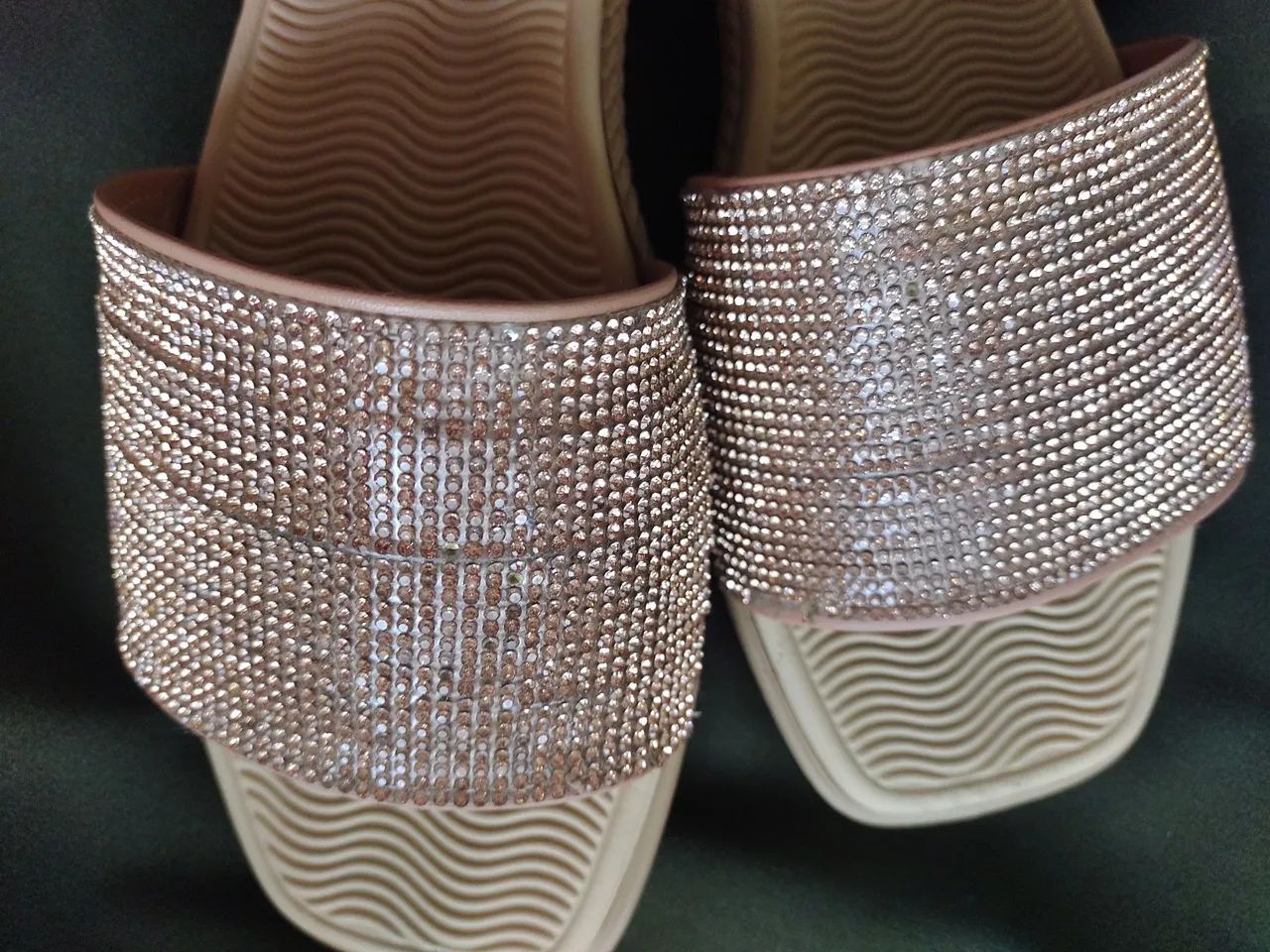 Sandália rasteira com strass 