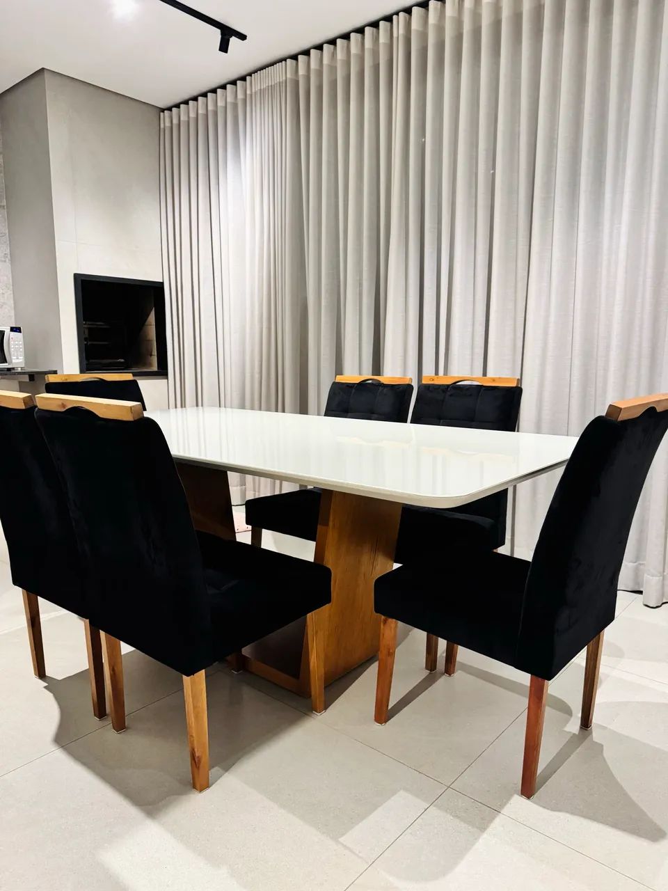 Conjunto de mesa com 6 cadeiras