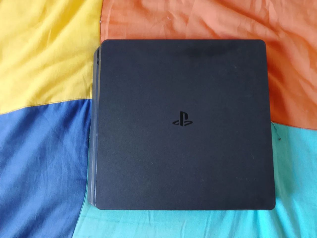 ? PS4 Slim 1 TB + 2 controles - Foto 2