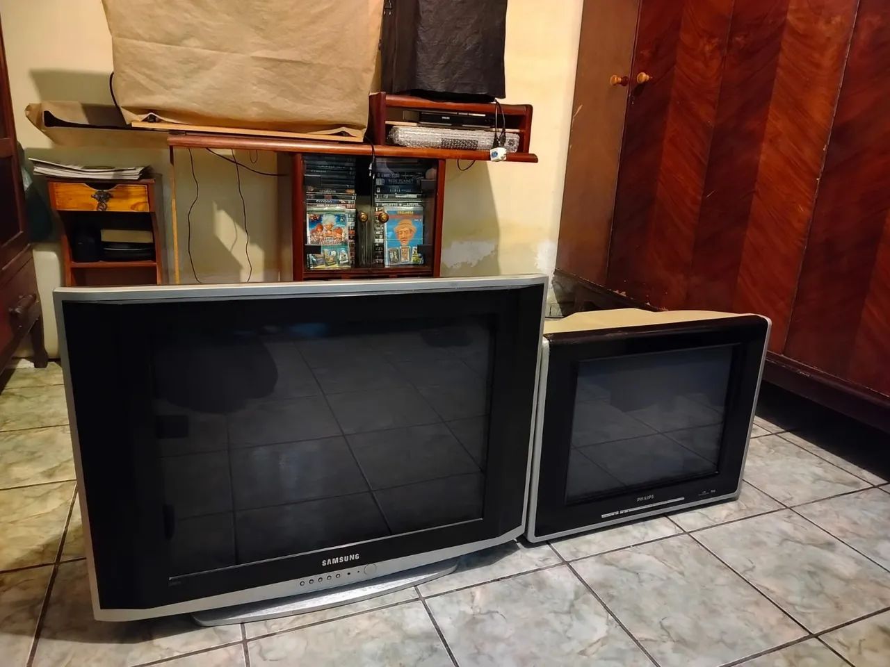 Lote com 02 TVs antigas Philips e Samsung no estado 
