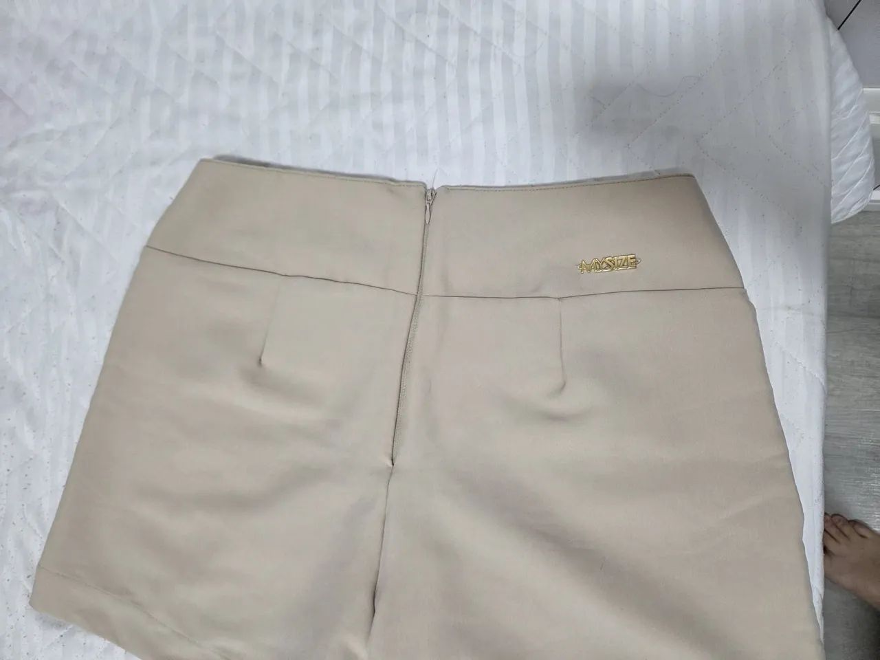 Short alfaiataria bege com botões  - Foto 2