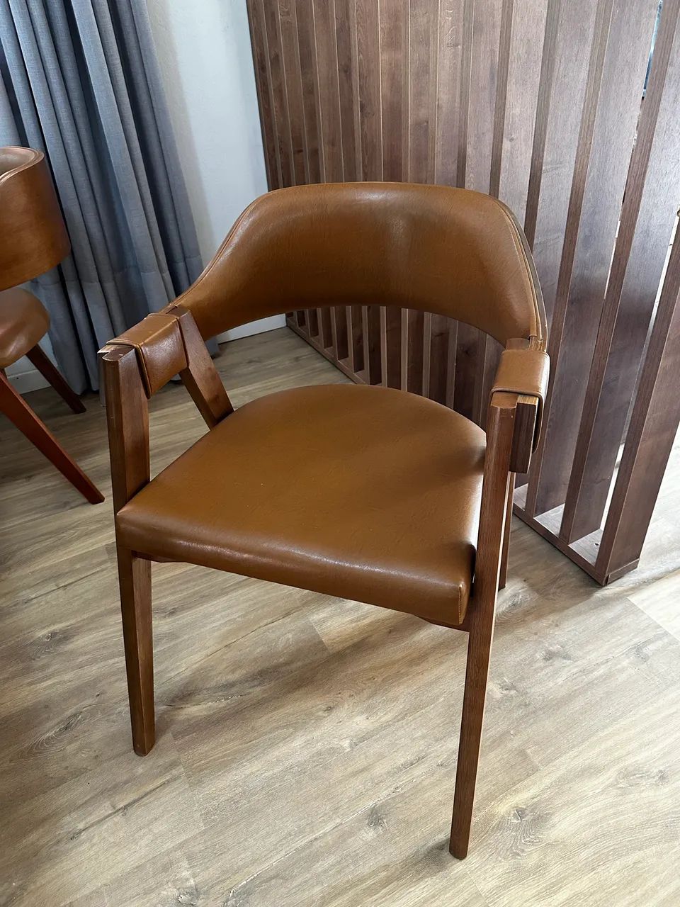 Cadeiras madeira seminovas 4 - Foto 2