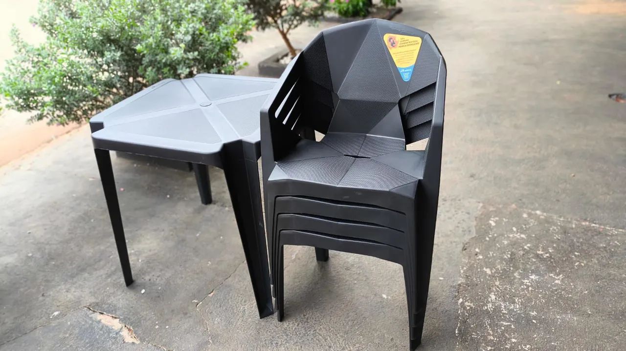 Jogo de mesa e cadeiras plástica modelo Diamond preta  - Foto 2