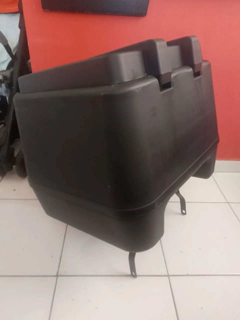 Bau 80 litros  para moto 160 com suporte nunca usado.