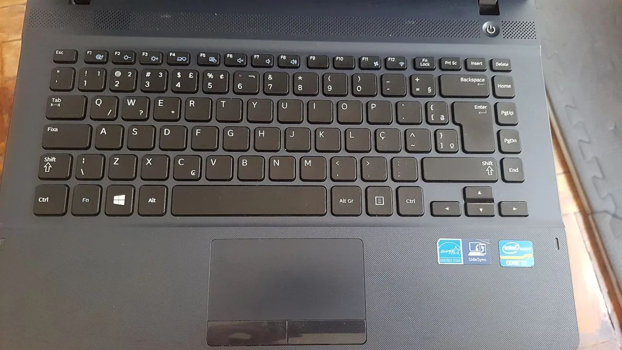 Notebook Samsung bem conservado e com case nova de notebook de brinde. 