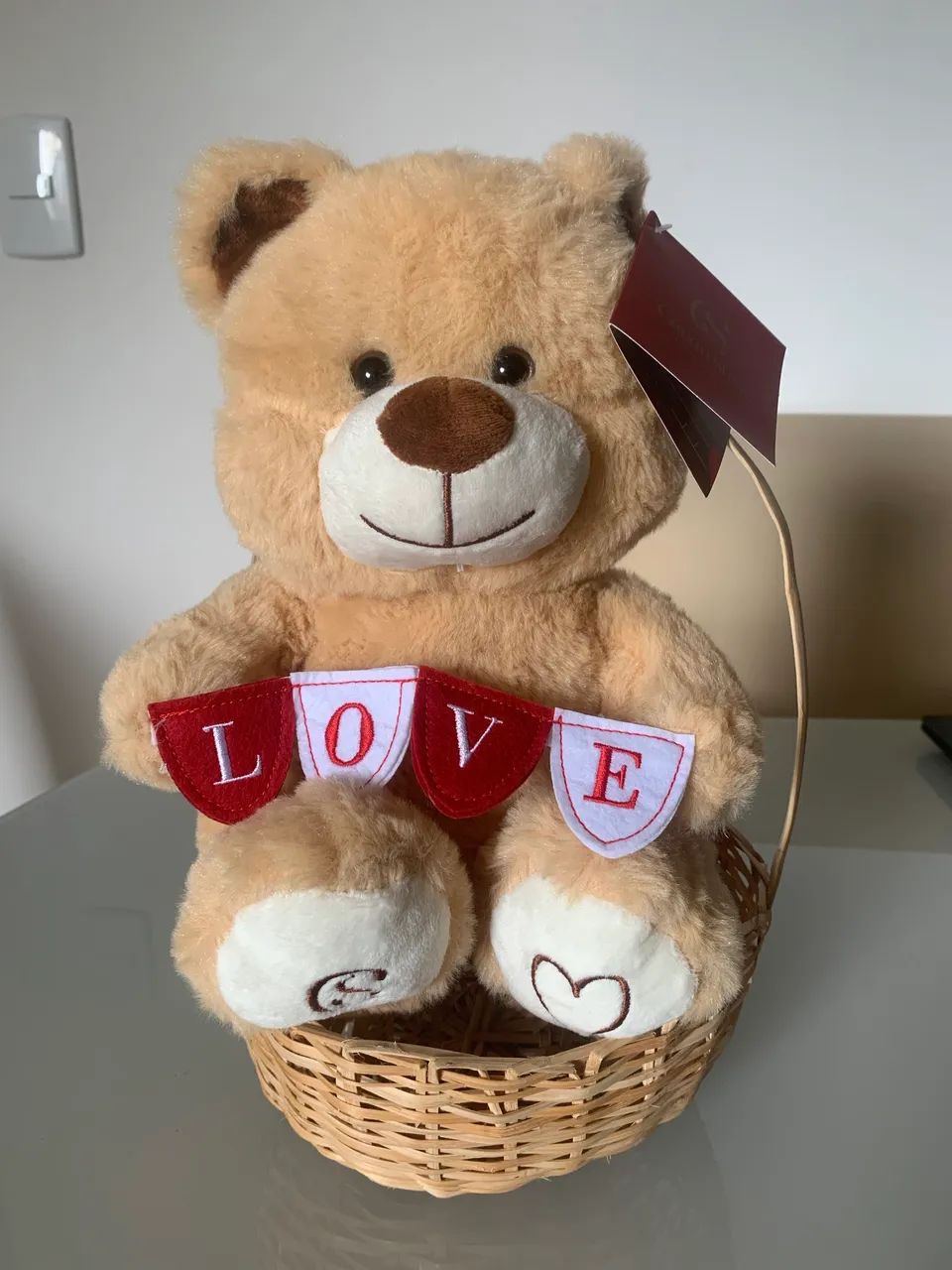 Urso de pelúcia, acompanha cesta de palha 