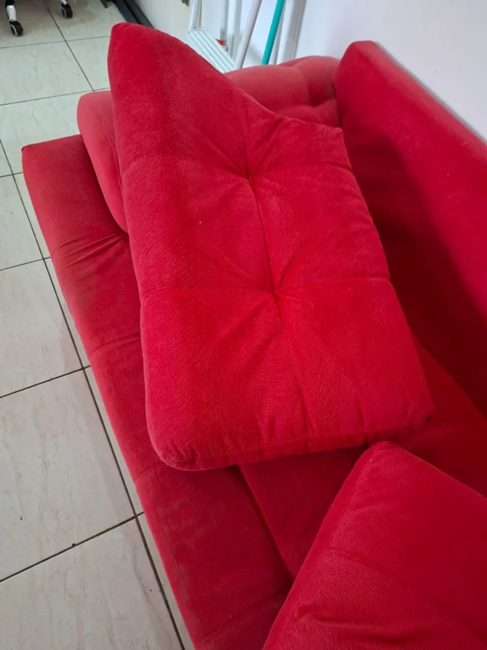 SOFÁ 3 LUGARES VERMELHO EM SUEDE SUPER MACIO E CONSERVADO - Foto 2