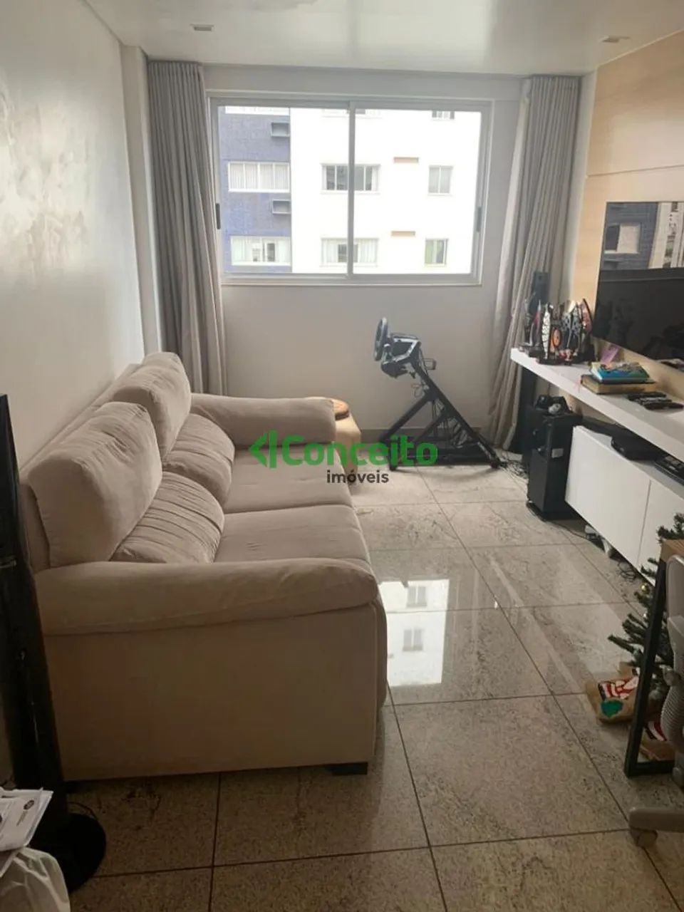 ÓTIMO APARTAMENTO, MOBILIADO COM ARMÁRIOS, GELADEIRA, MICROONDAS, COIFA E MESA. - Foto 4