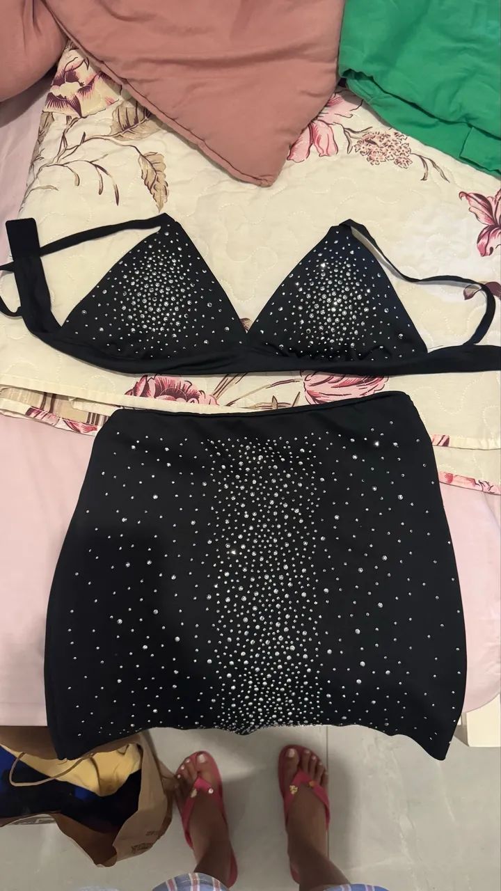 Conjunto de saia e top preto com brilho 