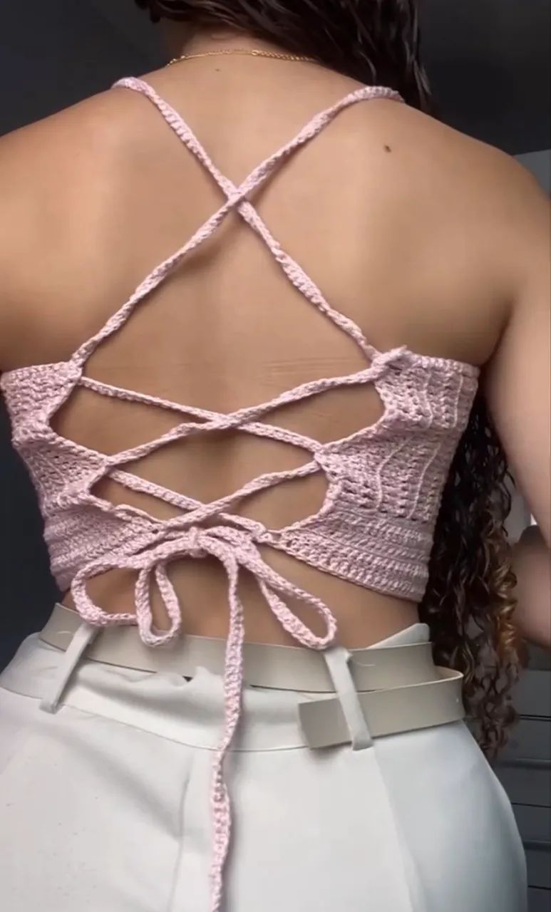 Cropped de crochê rosa com amarração nas costas - Foto 3