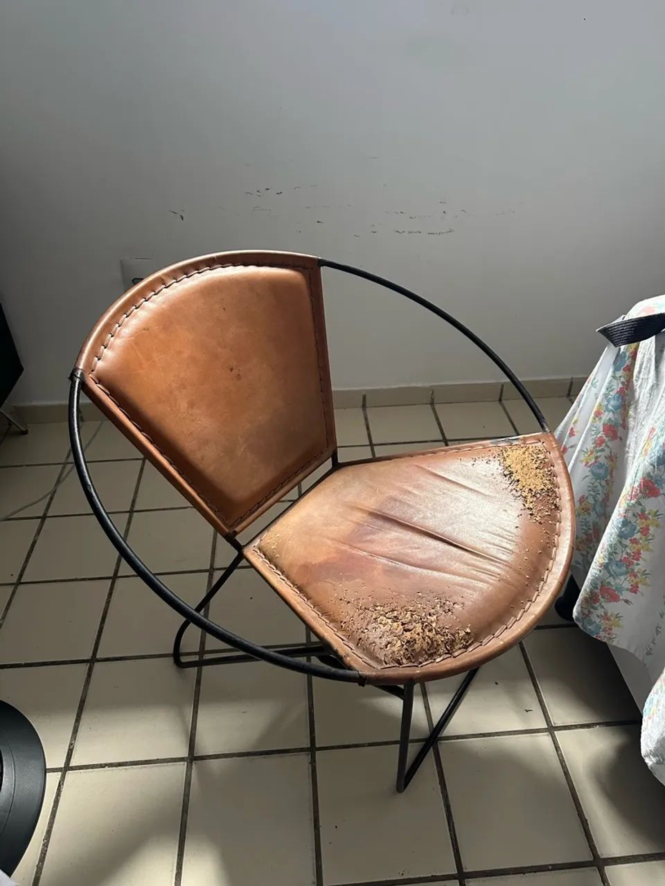 Cadeira ferro e couro, assinado por design  - Foto 2
