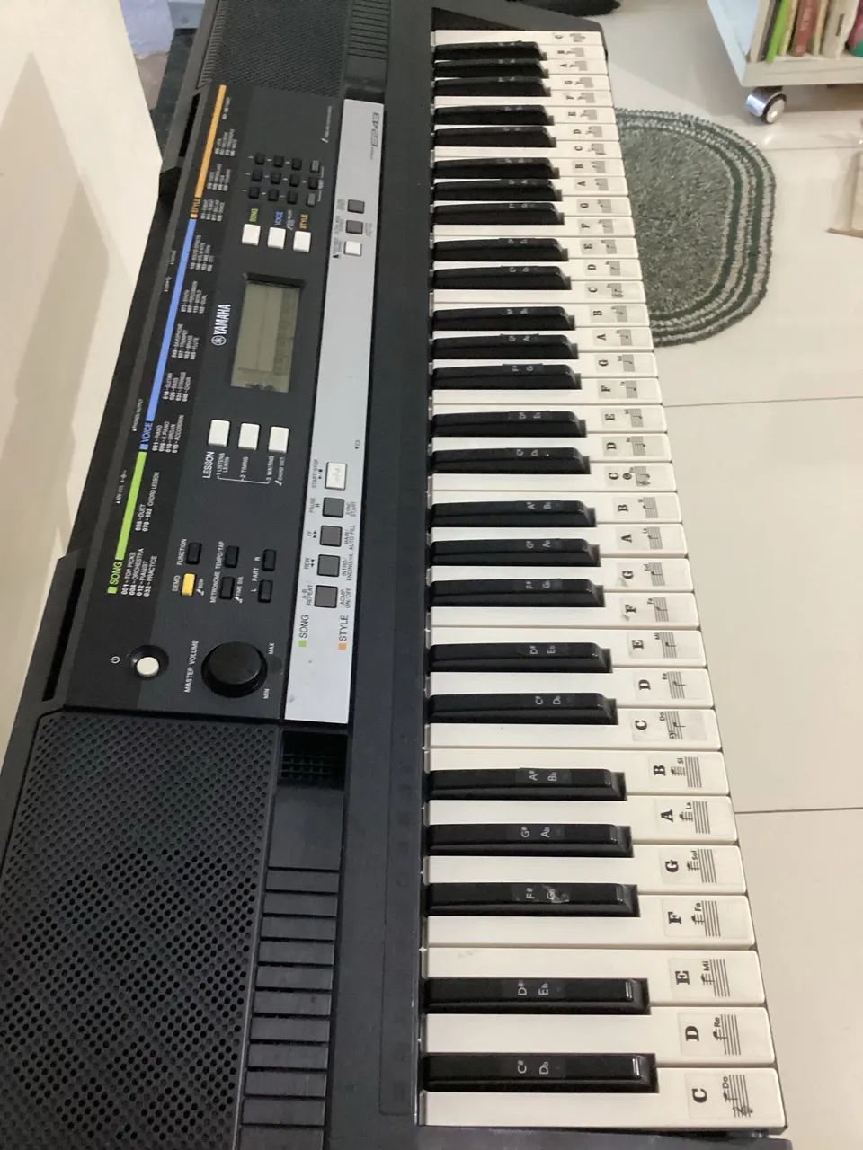 Teclado YAMAHA PSR E243 (TEM ENTRADA MID) - Foto 4