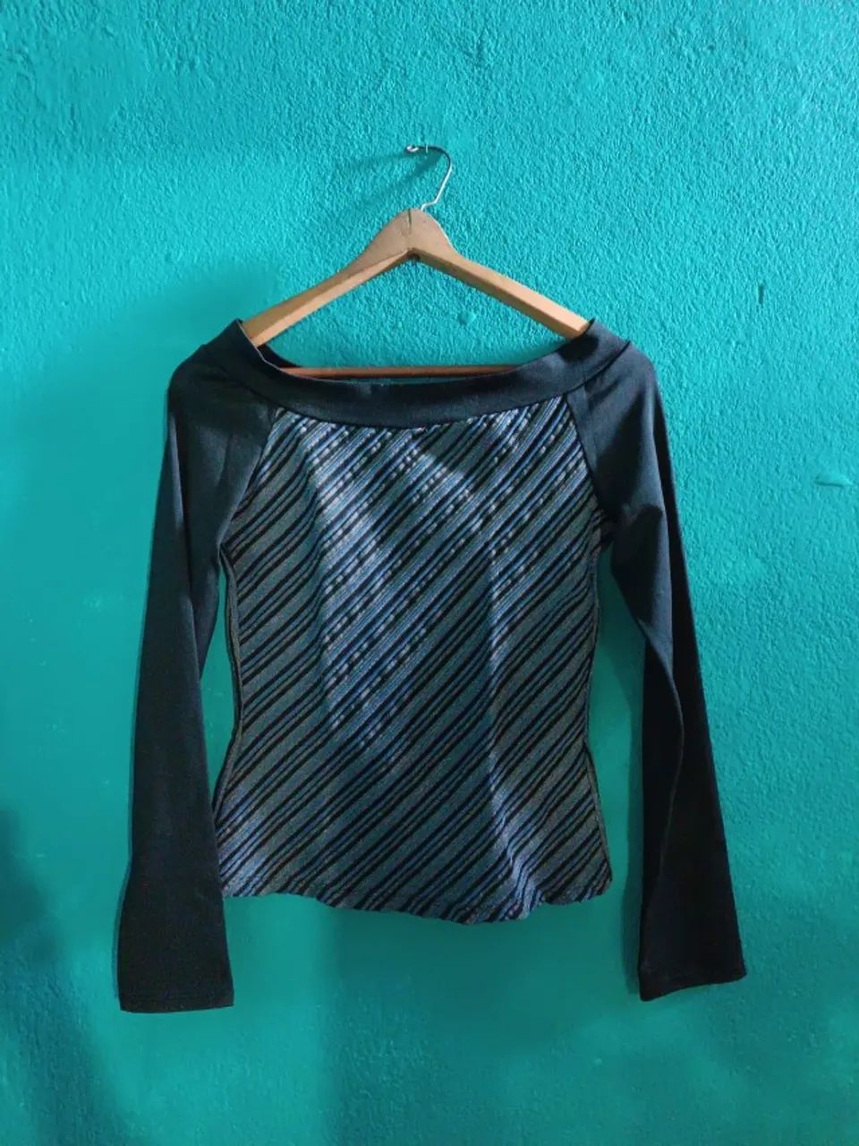 Blusa Manga Longa Listrada com Decote Canoa