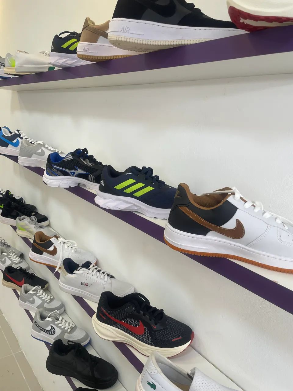 Tênis de modelos e tamanhos variados  - Foto 2