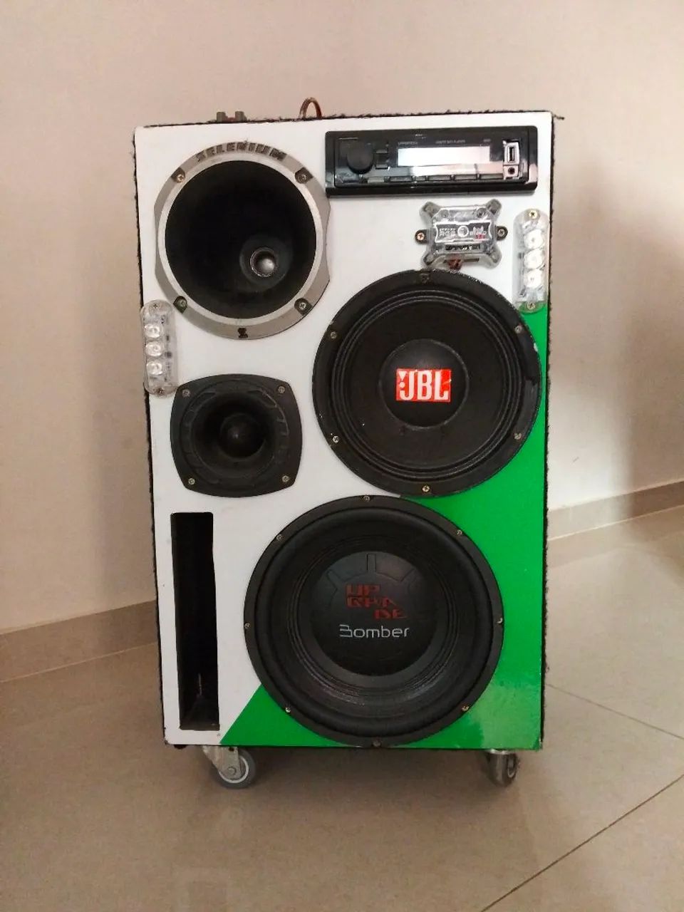 CAIXA DE SOM COMPLETA COM RODINHA E LED