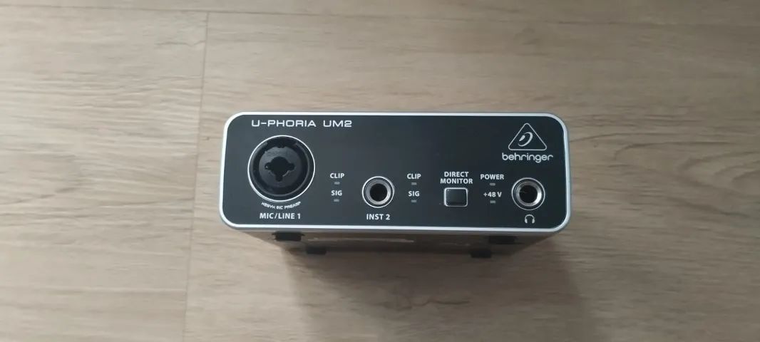 Interface de Audio Behringer UM2 USB