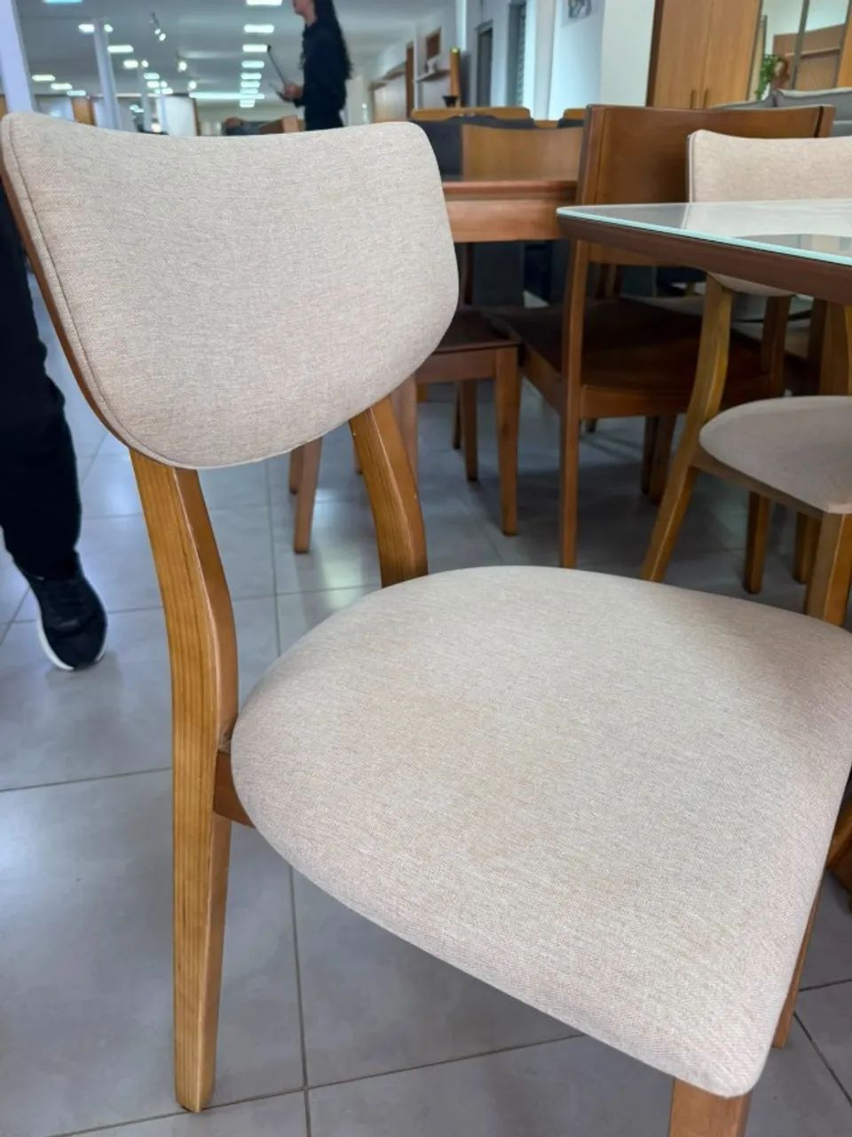 CONJUNTO MESA COM 6 CADEIRAS ESTOFADAS MADEIRA MACIÇA  - Foto 5