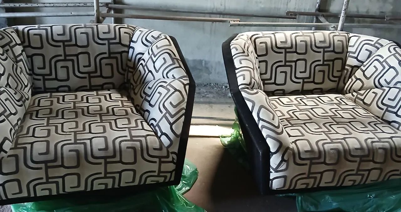 Poltronas giratórias com pés de ferro