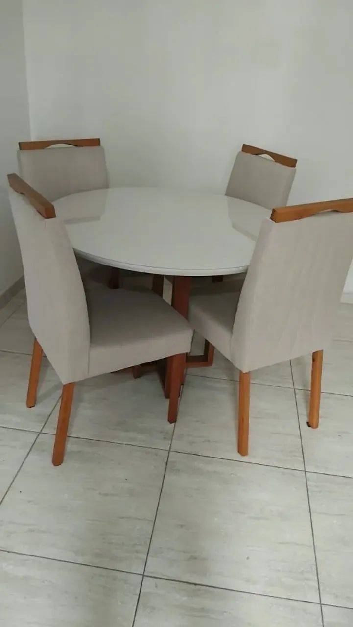 Mesa redonda 1.15cm com 4. Adeiras estofada 