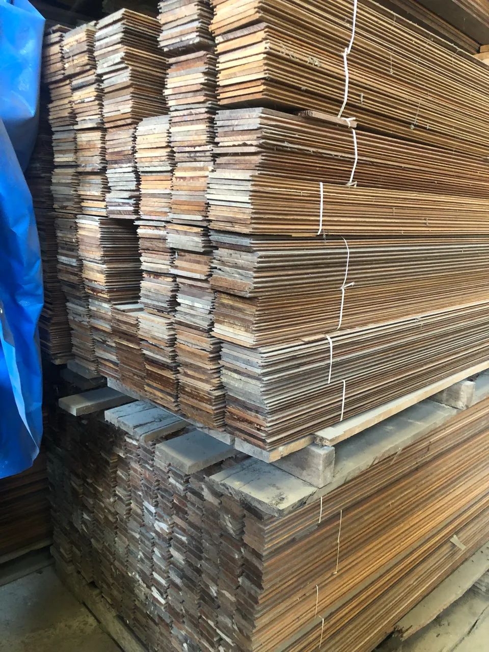 Assoalho, forro e cantoneira de Ypê. 