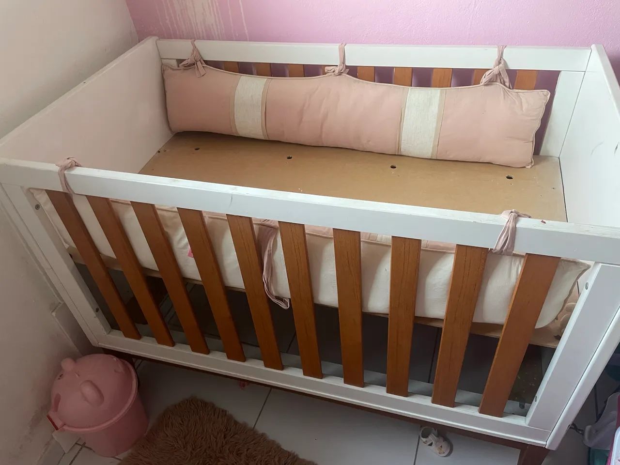 Berço semi-novo+ colchão, ser for menina vai essa proteção lateral  - Foto 2