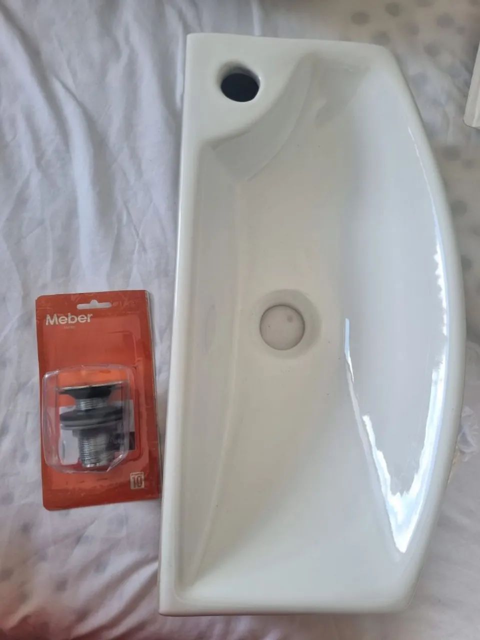 Pia de banheiro nova compacta