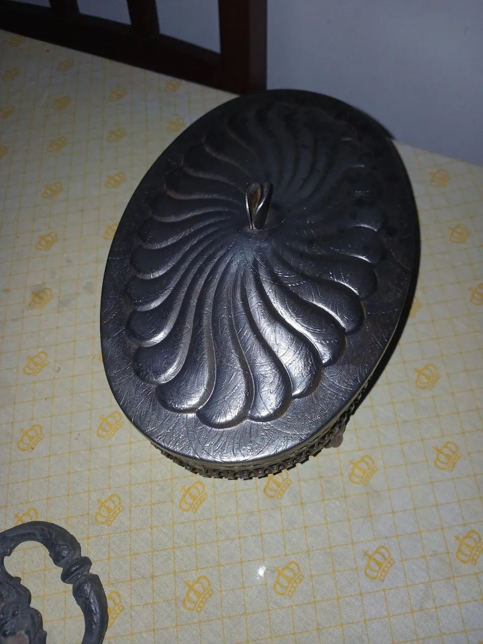 Bomboniere antiga em metal prateado 