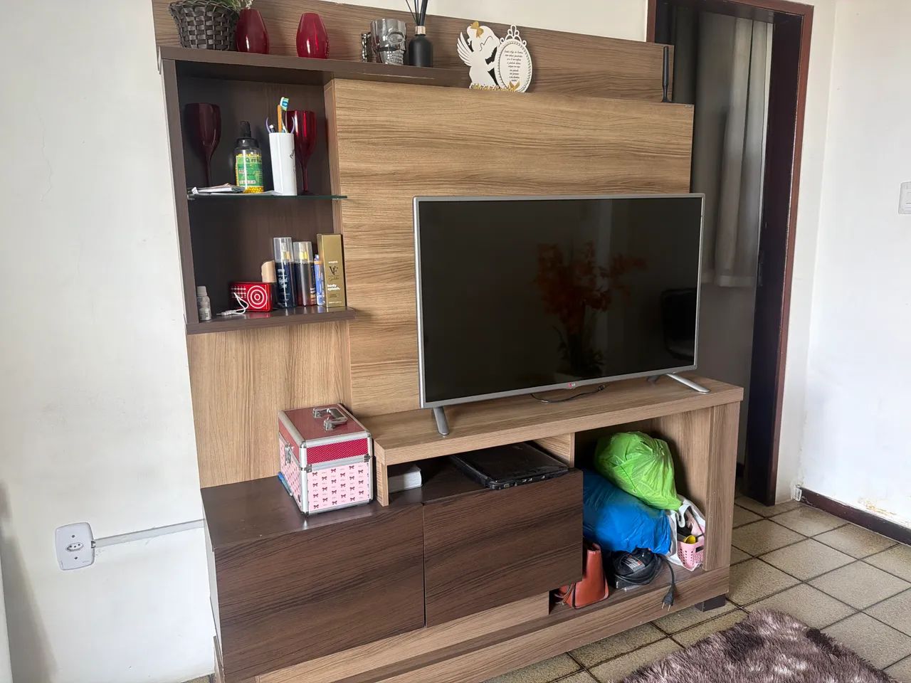 Estante para sala com tapete 