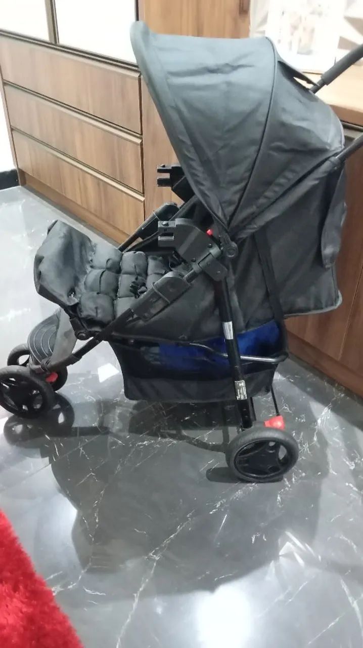 Carrinho de bebê com bebê conforto 