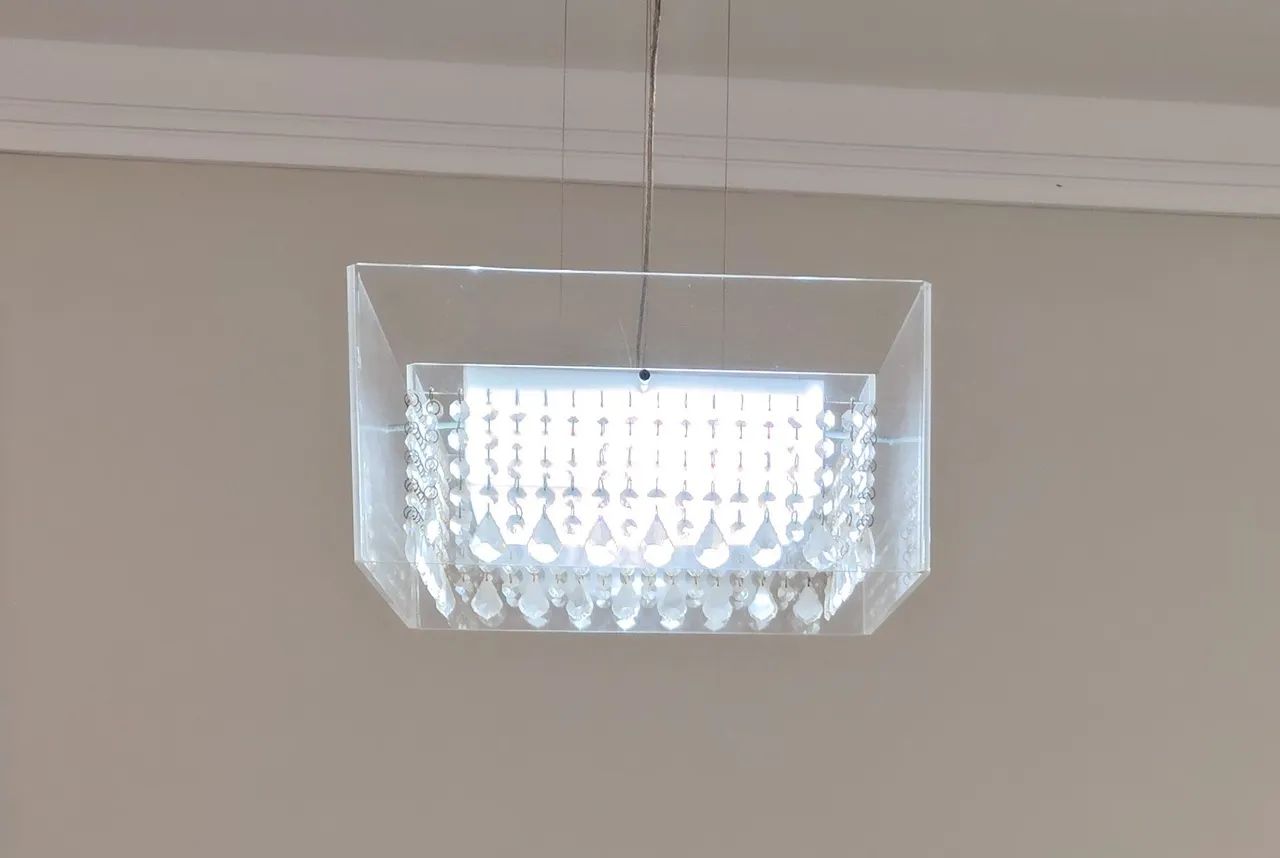 Luminária pendente com pingentes em vidro