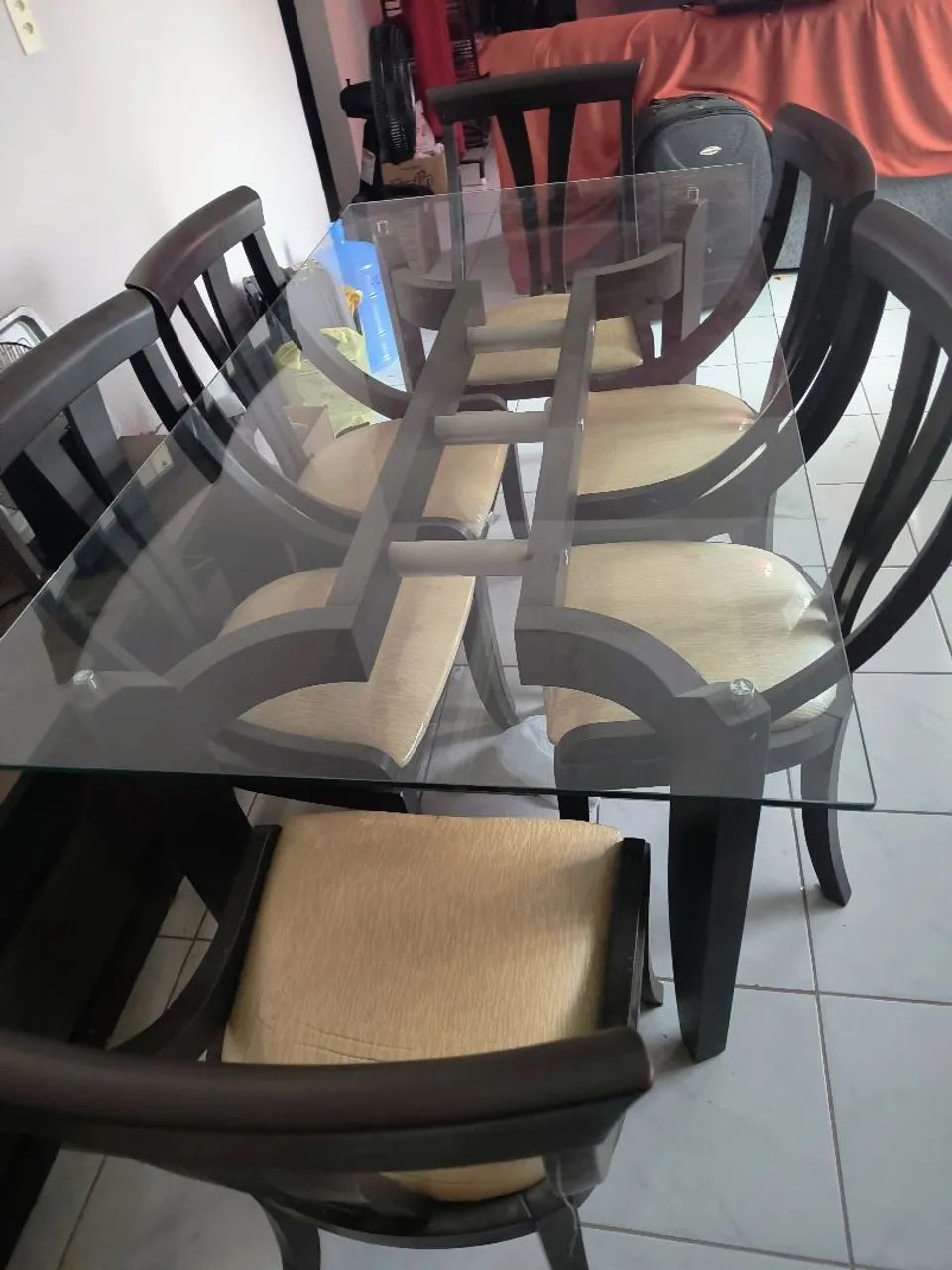 Mesa de 6 lugares com tampo de vidro