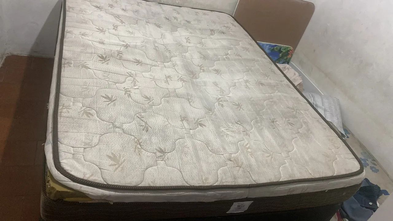 Base de cama e colchão de casal 