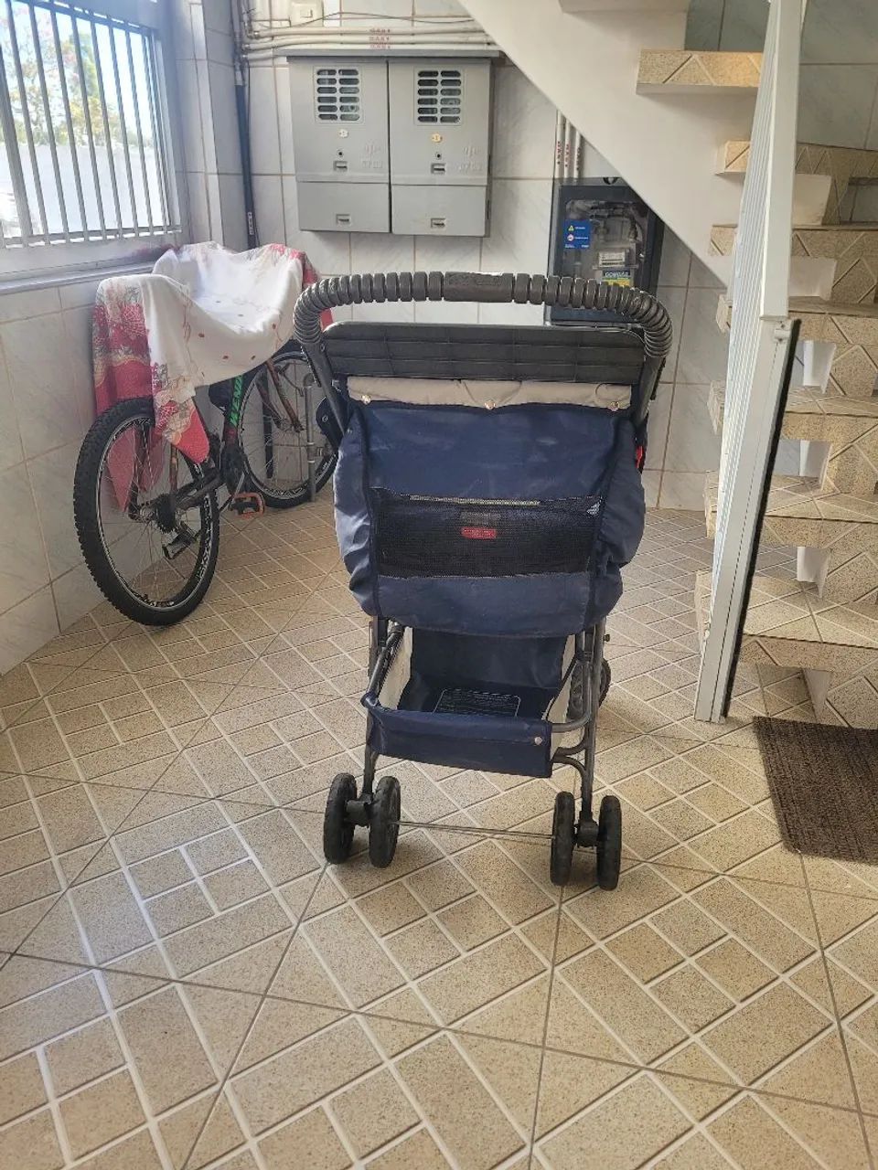 Carrinho de bebê azul  - Foto 2
