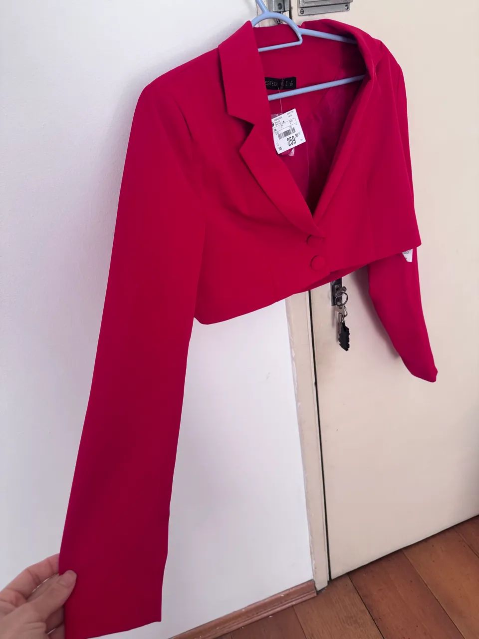 BLAZER CROPPED BÁSICO EM CREPE COM BOTÃO FORRADO - Foto 3